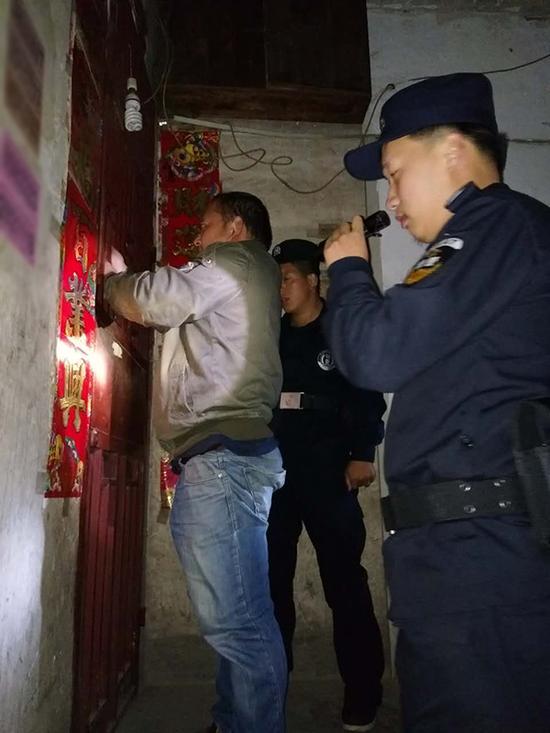 冗渡镇粗心妈妈误将幼女锁家中 
