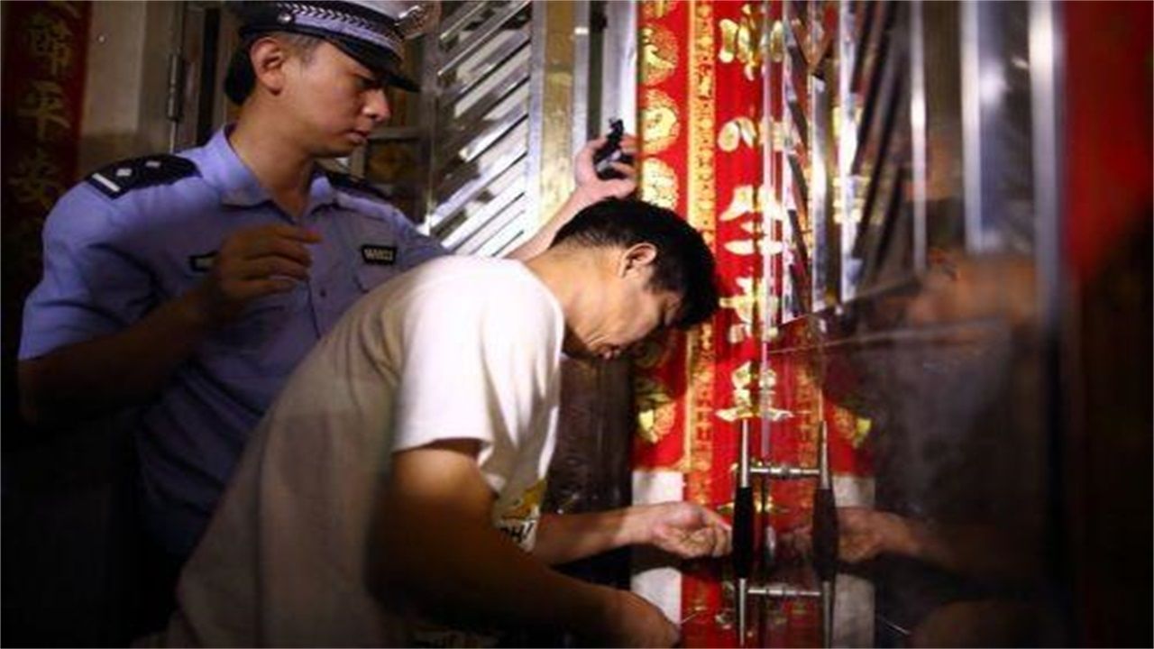 冗渡镇请开锁师傅开了锁后，师傅